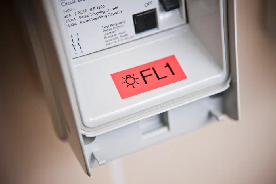 konsumativ-brother-tze-451-tape-black-on-red-lami-brother-tze451